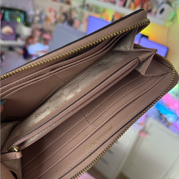 Sold - Picture 5 of 10